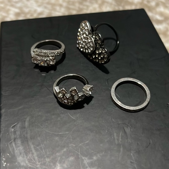 4 rings bundle 1 Guess ring 💍 😍😱 - Picture 3 of 8